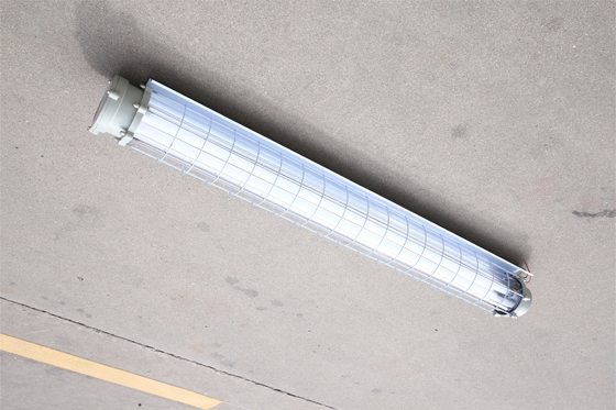 Luminária fluorescente à prova de explosão com ângulo de feixe de 120-140° com Classe de Segurança Ⅱ e Grau de Proteção IP66