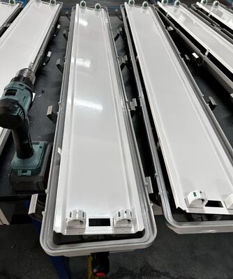Luminária Linear à Prova de Explosão IP66 Nível de Desempenho WF2 para Abrigos, Ex Tb IIIC T80°C Db Luminária Validada para Instalações Petroquímicas