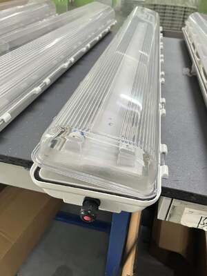 Instalação linear à prova de chamas IP66 WF2 Padrão de resistência a intempéries, Ex Tb IIIC T80°C Db Iluminação marcada para instalações químicas complexas