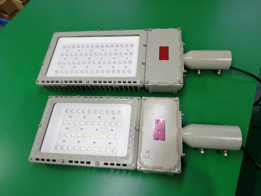 Lâmpada de rua solar à prova de explosão ao ar livre Ip66 100w 200w LED Eficiência de luz de inundação 130lm / w Com cinco anos de garantia