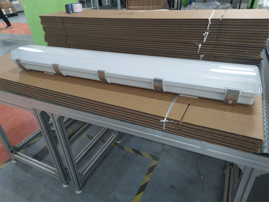 A luz fluorescente resistente a chamas, certificada ATEX e IECEx, de poupança de energia duradoura. Iluminação linear industrial para ambientes de gás e poeira explosivos.