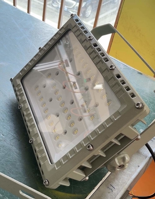 Holofote LED à prova de explosão para exteriores de 240W IP66 ATEX IECEx Iluminação industrial para áreas perigosas