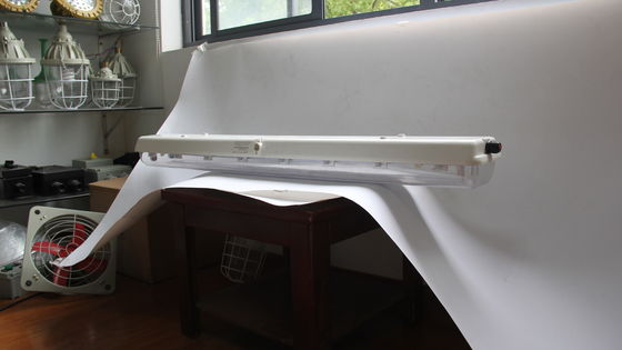 Lâmpada linear à prova de explosão da série BYS com tripla certificação ¢ Armadura LED de área perigosa homologada ATEX/IECEx/CNEX, classificada IP66, garantia de 5 anos, potência e tamanho personalizáveis