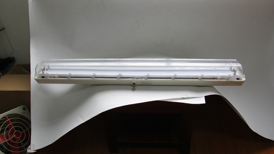 Luz LED linear à prova de explosão ATEX/IECEx/CNEX de 0,6m/1,2m, grau industrial IP66 para áreas perigosas, instalações de petróleo e gás, plantas químicas, mineração, instalações marítimas. Design energeticamente eficiente reduz