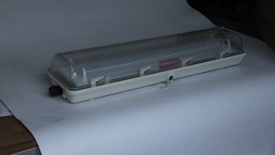 Luz LED linear à prova de explosão ATEX/IECEx/CNEX de 0,6m/1,2m, grau industrial IP66 para áreas perigosas, instalações de petróleo e gás, plantas químicas, mineração, instalações marítimas. Design energeticamente eficiente reduz