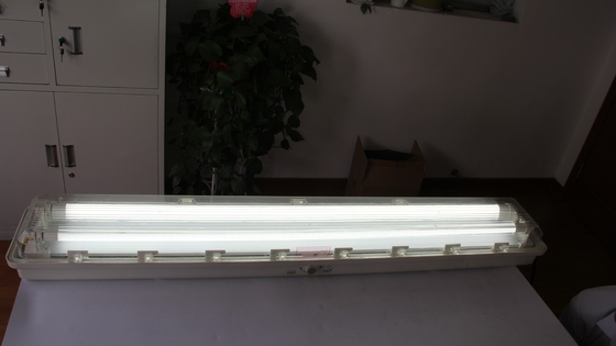 Luz LED linear à prova de explosão ATEX/IECEx/CNEX de 0,6m/1,2m, grau industrial IP66 para áreas perigosas, instalações de petróleo e gás, plantas químicas, mineração, instalações marítimas. Design energeticamente eficiente reduz