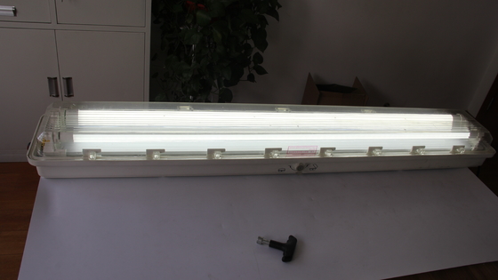 Luz LED linear à prova de explosão ATEX/IECEx/CNEX de 0,6m/1,2m, grau industrial IP66 para áreas perigosas, instalações de petróleo e gás, plantas químicas, mineração, instalações marítimas. Design energeticamente eficiente reduz