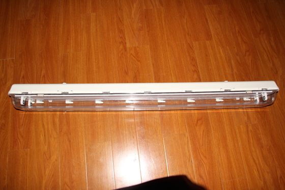 Luz LED linear à prova de explosão ATEX/IECEx/CNEX de 0,6m/1,2m, grau industrial IP66 para áreas perigosas, instalações de petróleo e gás, plantas químicas, mineração, instalações marítimas. Design energeticamente eficiente reduz