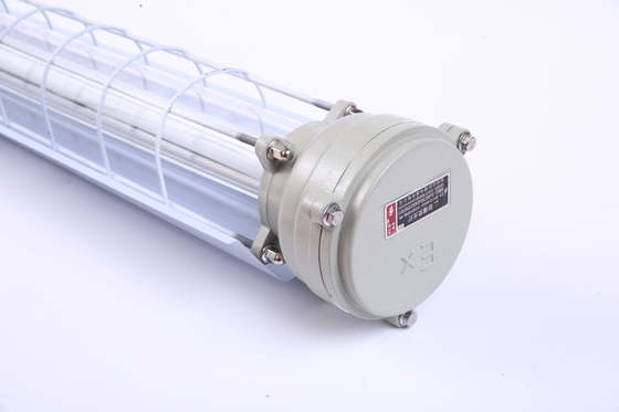Luz LED linear à prova de explosão ATEX/IECEx/CNEX de 0,6m/1,2m, grau industrial IP66 para áreas perigosas, instalações de petróleo e gás, plantas químicas, mineração, instalações marítimas. Design energeticamente eficiente reduz