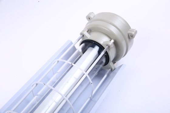 Luz LED linear à prova de explosão ATEX/IECEx/CNEX de 0,6m/1,2m, grau industrial IP66 para áreas perigosas, instalações de petróleo e gás, plantas químicas, mineração, instalações marítimas. Design energeticamente eficiente reduz