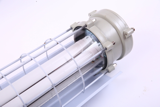 Luz LED linear à prova de explosão ATEX/IECEx/CNEX de 0,6m/1,2m, grau industrial IP66 para áreas perigosas, instalações de petróleo e gás, plantas químicas, mineração, instalações marítimas. Design energeticamente eficiente reduz