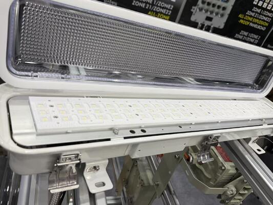 Instalação linear à prova de chamas IP66 WF2 Padrão de resistência a intempéries, Ex Tb IIIC T80°C Db Iluminação marcada para instalações químicas complexas