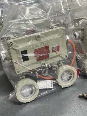 Luz de emergência à prova de chamas de 180 minutos com dois focos para locais perigosos Zona 1/21 com certificação ATEX