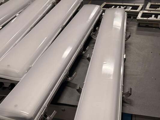 Instalação linear à prova de chamas IP66 WF2 Padrão de resistência a intempéries, Ex Tb IIIC T80°C Db Iluminação marcada para instalações químicas complexas