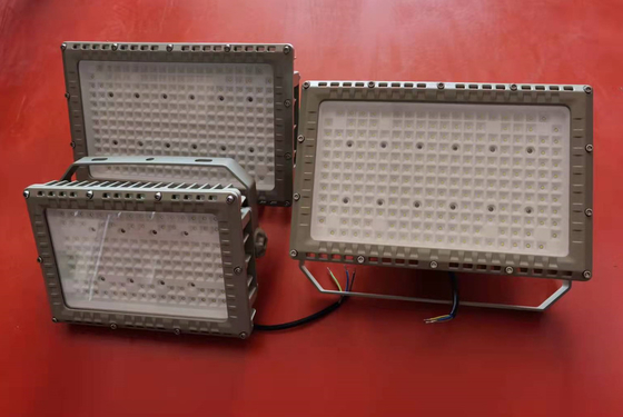 135lm/w Lâmpada à prova de inundação Luz Depoimento Estação de gasolina Plantas químicas Ip66 50-240W
