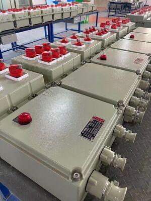 Instalação de parede Caixa de terminais resistente a explosões IP66 Recinto elétrico à prova d'água que oferece proteção em ambientes industriais perigosos